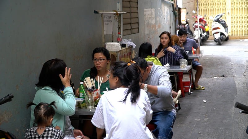 Bún bò Huế mỡ nổi cô Như: Không gian quán luôn đông khách, chứng tỏ sức hút của món bún bò. Ảnh: Lê Nam