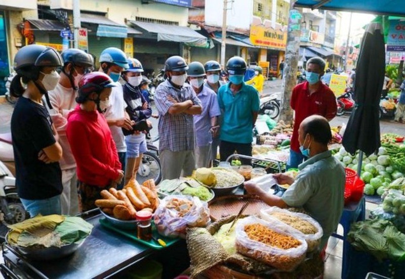 Hàng xôi lá sen đông khách từ sáng sớm