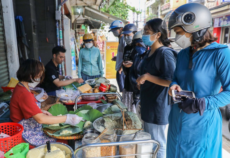 Khám phá hàng xôi lá sen đắt khách và ngon nhất Sài Gòn