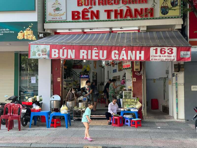 Không gian quán bún riêu Gánh chợ Bến Thành khang trang và sạch sẽ.