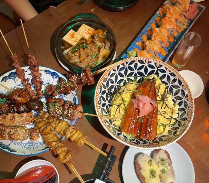 Không gian quán Kawabi Izakaya mang phong cách Nhật Bản hiện đại, ấm cúng với ánh đèn vàng dịu nhẹ. Các món ăn được trình bày tinh tế, hấp dẫn.