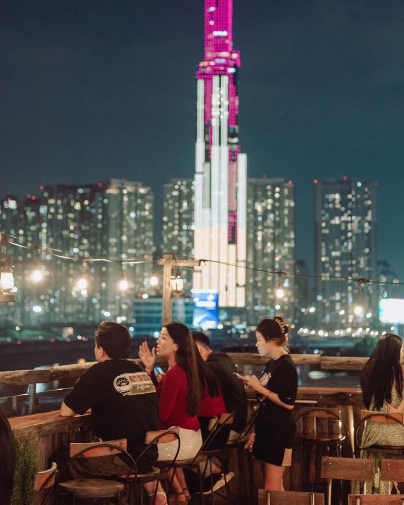 Landmark 81 lung linh về đêm nhìn từ Chênh Vênh Rooftop