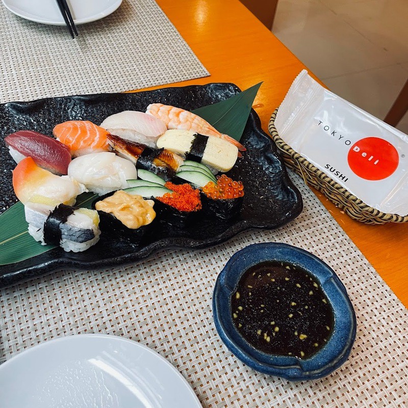 Món sushi tươi ngon, trình bày đẹp mắt tại Tokyo Deli Sushi, Quận 10.