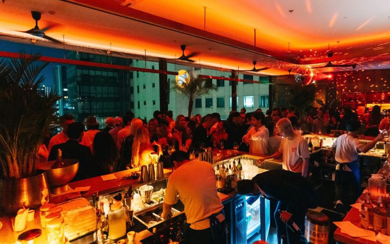 Quán bar rooftop Papaya Papa với phong cách nhiệt đới thu hút du khách quốc tế tại Sài Gòn