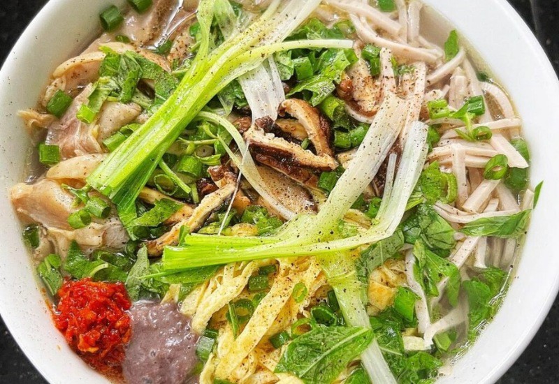 Sa tế và mắm tôm đặc trưng của Bún thang - Phở Thanh