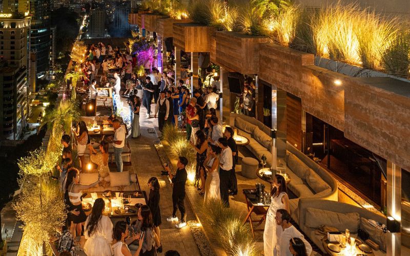 Tầm nhìn panorama thành phố từ Shri Lifestyle Dining, quán bar rooftop tại Sài Gòn