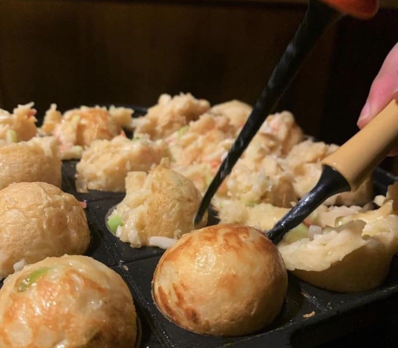 Thực khách tự tay làm bánh bạch tuộc Takoyaki tại Izakaya Me-Tetsu. Bàn nướng được thiết kế nhỏ gọn, tiện lợi đặt ngay tại bàn ăn.