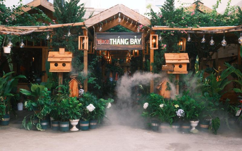 Tiệm cafe Tháng Bảy với không gian Tết ấm cúng