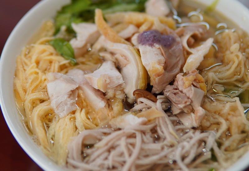 Topping bún thang đầy đặn tại Phở gà Phố Cổ