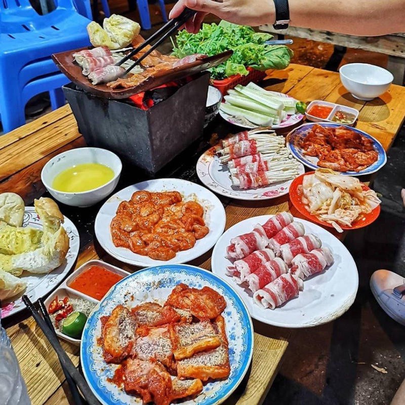 Bạch tuộc, tôm, mực nướng ngói tại quán ăn Sài Gòn. Ảnh: VinWonders