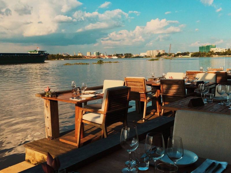 Hoàng hôn lãng mạn bên sông Sài Gòn tại The Deck Saigon