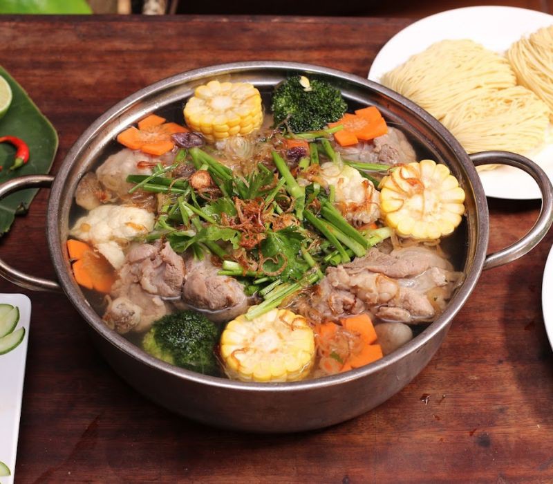 Không gian ấm cúng tại nhà hàng Ẩm Thực Quê Nhà, Quận 3