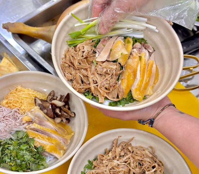 Phở Nhà Khoai, không gian ấm cúng và hương vị phở gà đậm đà